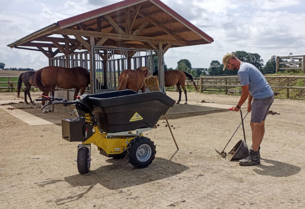 La brouette électrique DT300E est une sorte d'outil universel pour le transport du vrac sur tout terrain