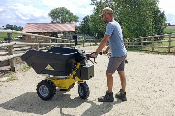 La brouette électrique DT300E est une sorte d'outil universel pour le transport du vrac sur tout terrain