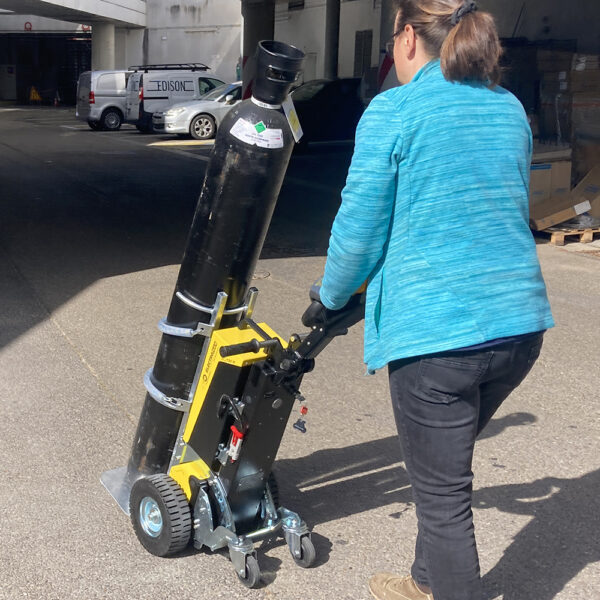 Berceau de transport pour bouteille de gaz sur tracteur electrique.